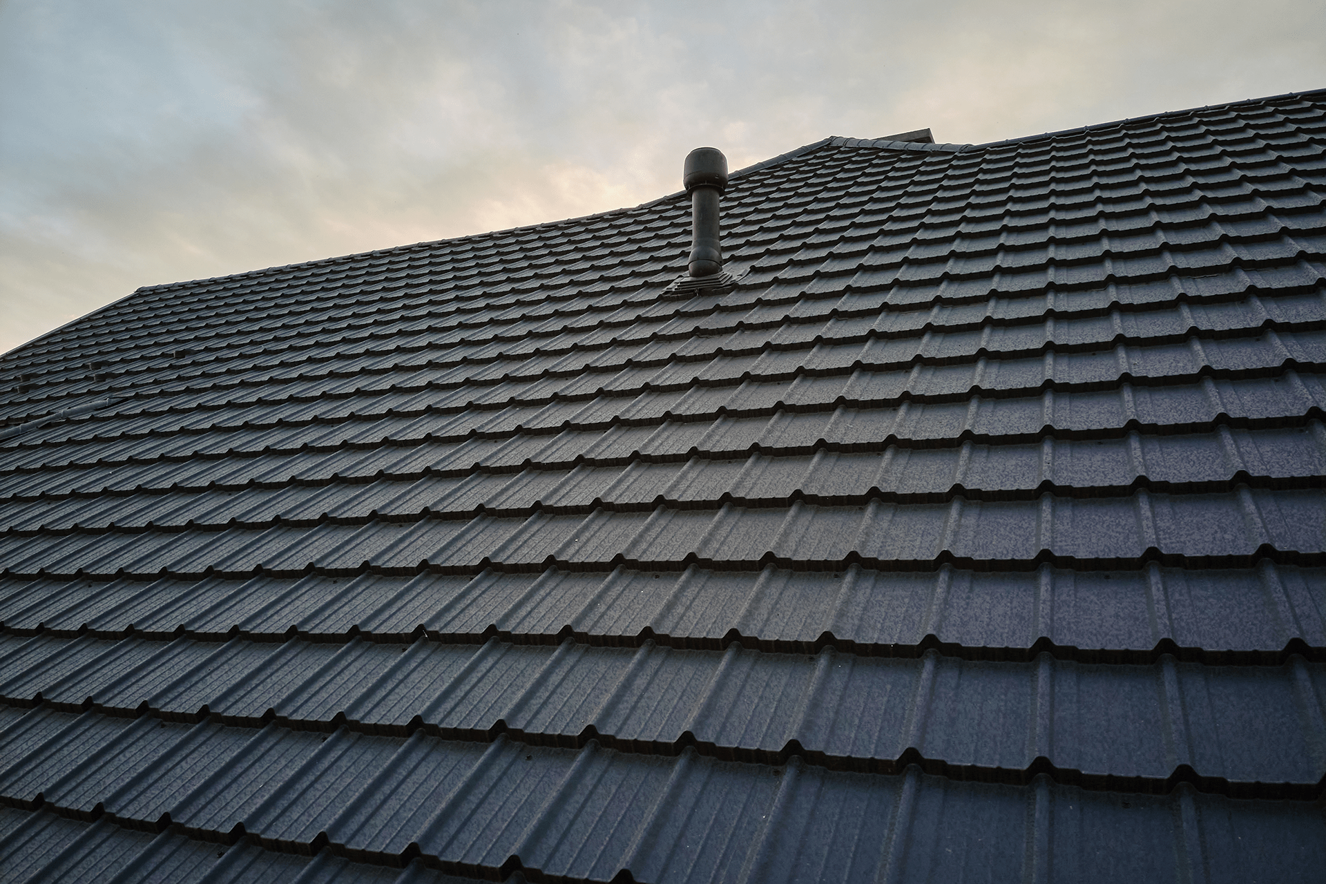 closeup-of-house-roof-top-covered-with-metallic-sh-2023-11-27-04-58-16-utc kopia-min